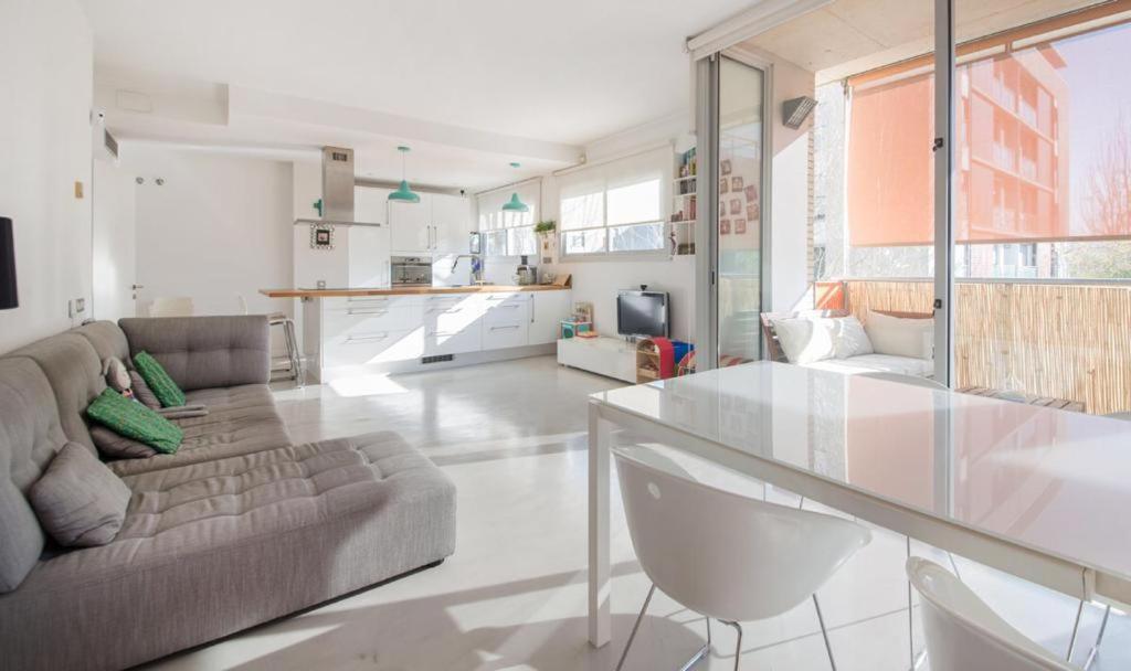 Magnificent Apartment Close To The Beach Сант Адриа де Бесос Екстериор снимка