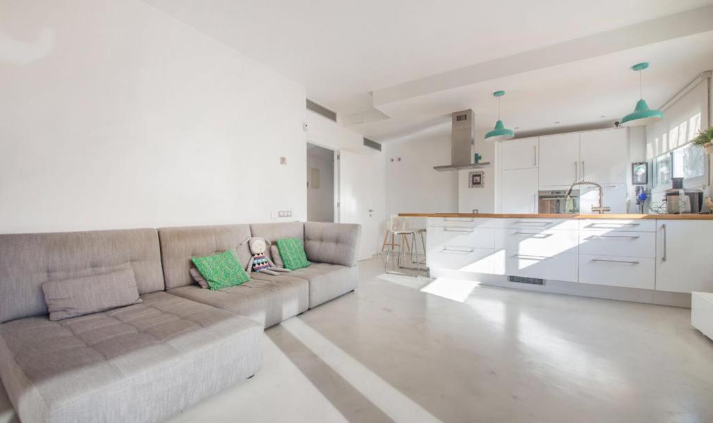 Magnificent Apartment Close To The Beach Сант Адриа де Бесос Екстериор снимка